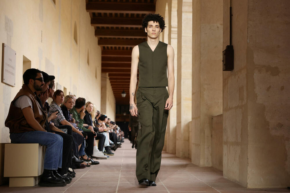 <p>Revija se održala trećeg dana Nedelje mode u Parizu, koju je otvorio novi kreativni direktor Luj Vitona i popularni pjevač Farel Vilijams</p>