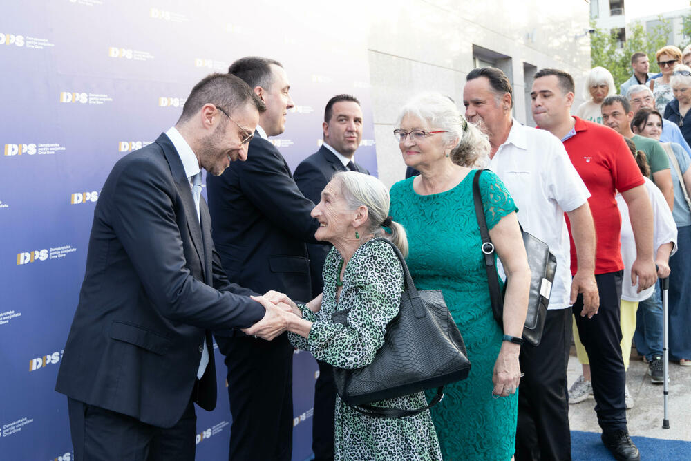 <p>Živković je, povodom obilježavanja 32 godine postojanja DPS-a, rekao da ruku saradnje pružaju jer žele da zajedno nastave da grade “našu državnu kuću, malu, ali dovoljno veliku za sve”</p>