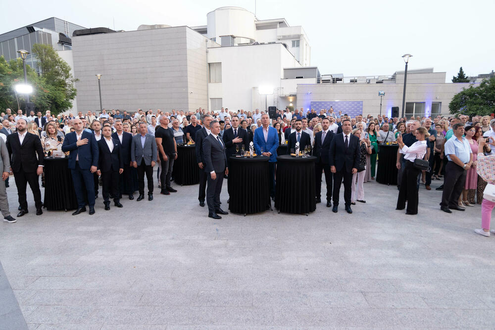 <p>Živković je, povodom obilježavanja 32 godine postojanja DPS-a, rekao da ruku saradnje pružaju jer žele da zajedno nastave da grade “našu državnu kuću, malu, ali dovoljno veliku za sve”</p>