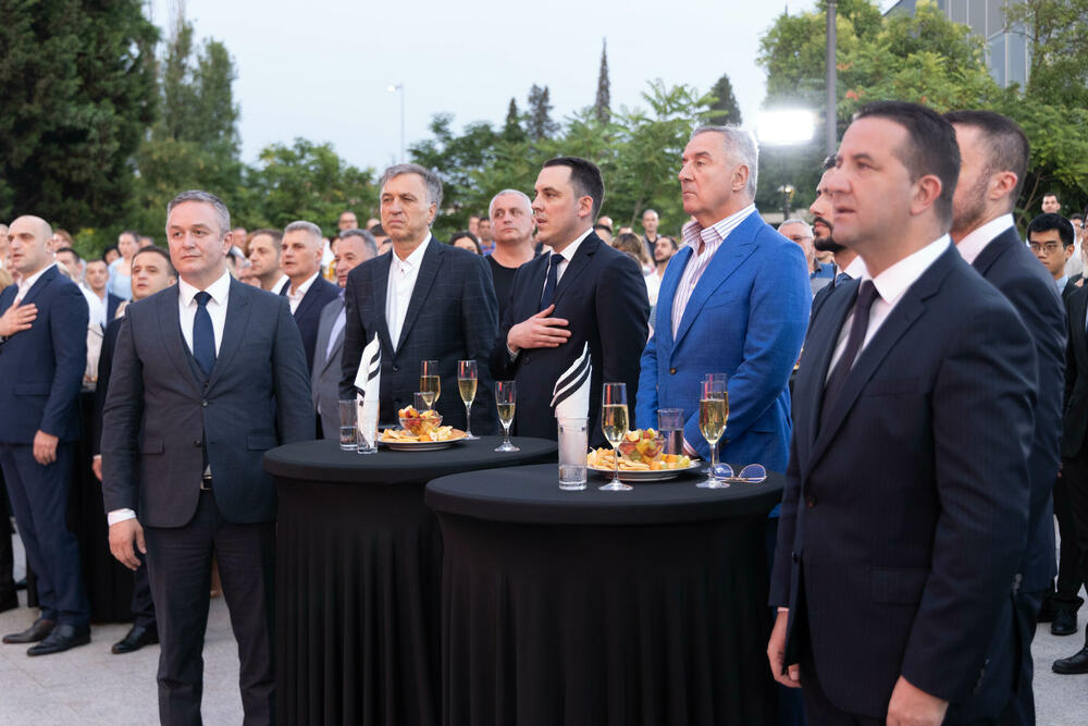 <p>Živković je, povodom obilježavanja 32 godine postojanja DPS-a, rekao da ruku saradnje pružaju jer žele da zajedno nastave da grade “našu državnu kuću, malu, ali dovoljno veliku za sve”</p>