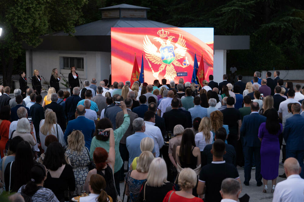 <p>Živković je, povodom obilježavanja 32 godine postojanja DPS-a, rekao da ruku saradnje pružaju jer žele da zajedno nastave da grade “našu državnu kuću, malu, ali dovoljno veliku za sve”</p>