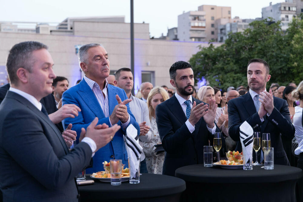 <p>Živković je, povodom obilježavanja 32 godine postojanja DPS-a, rekao da ruku saradnje pružaju jer žele da zajedno nastave da grade “našu državnu kuću, malu, ali dovoljno veliku za sve”</p>