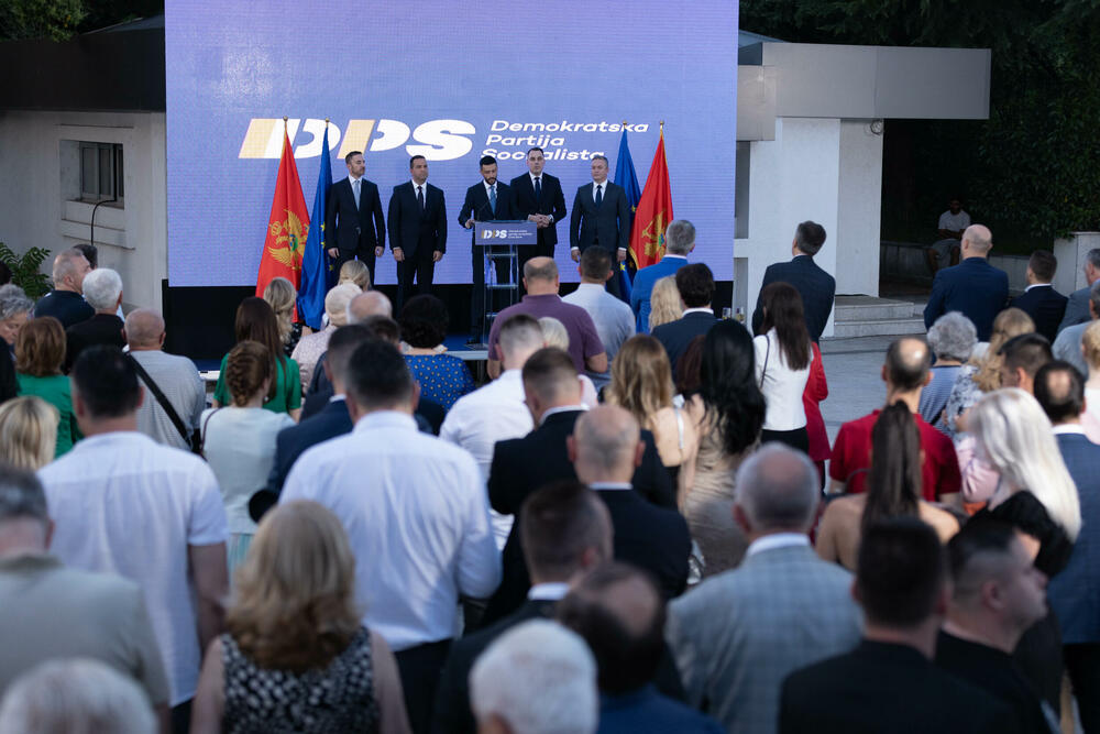 <p>Živković je, povodom obilježavanja 32 godine postojanja DPS-a, rekao da ruku saradnje pružaju jer žele da zajedno nastave da grade “našu državnu kuću, malu, ali dovoljno veliku za sve”</p>
