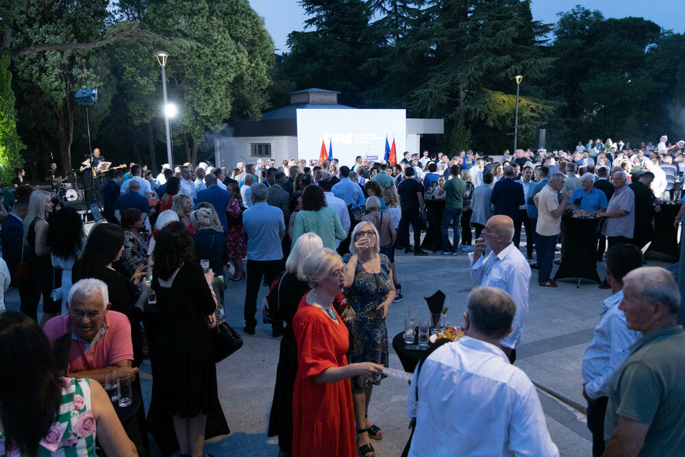 <p>Živković je, povodom obilježavanja 32 godine postojanja DPS-a, rekao da ruku saradnje pružaju jer žele da zajedno nastave da grade “našu državnu kuću, malu, ali dovoljno veliku za sve”</p>