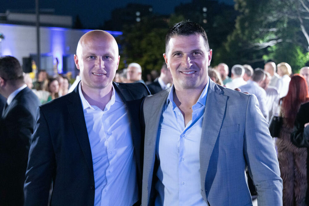 <p>Živković je, povodom obilježavanja 32 godine postojanja DPS-a, rekao da ruku saradnje pružaju jer žele da zajedno nastave da grade “našu državnu kuću, malu, ali dovoljno veliku za sve”</p>