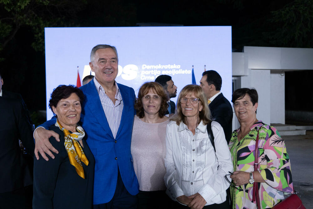 <p>Živković je, povodom obilježavanja 32 godine postojanja DPS-a, rekao da ruku saradnje pružaju jer žele da zajedno nastave da grade “našu državnu kuću, malu, ali dovoljno veliku za sve”</p>