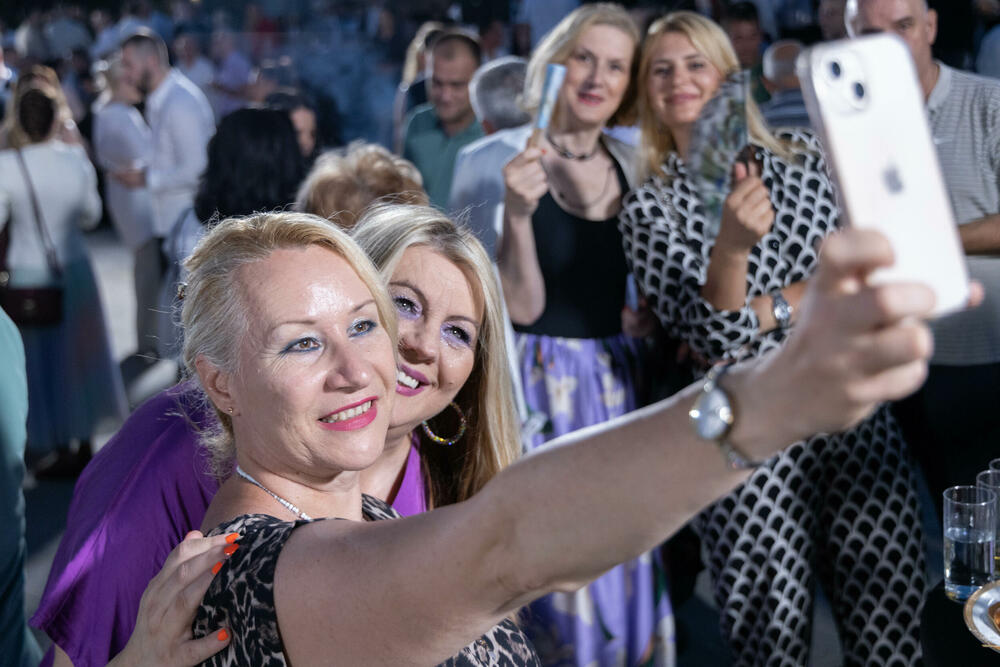 <p>Živković je, povodom obilježavanja 32 godine postojanja DPS-a, rekao da ruku saradnje pružaju jer žele da zajedno nastave da grade “našu državnu kuću, malu, ali dovoljno veliku za sve”</p>