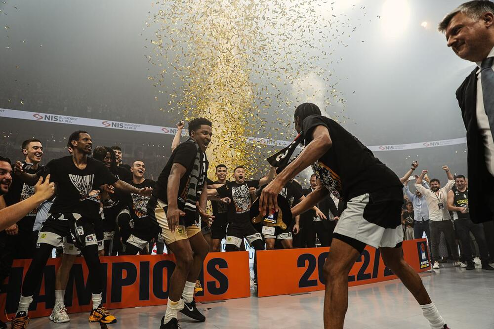 <p>Navijači su bili dodatni igrač – Partizan je stalno obarao rekorde po broju posjeta u beogradskoj "Štark areni"</p>