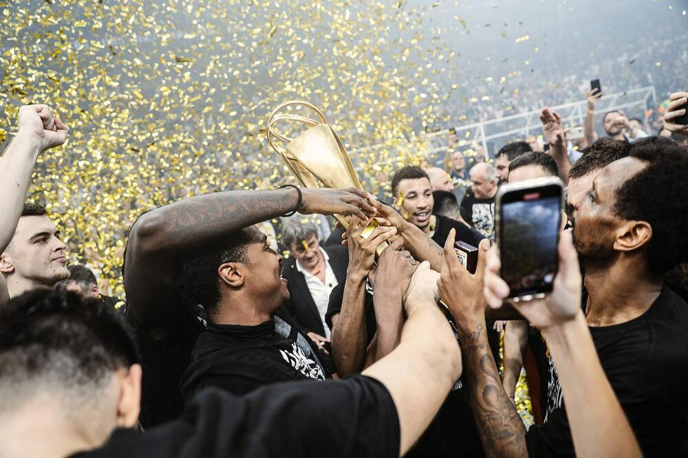 <p>Navijači su bili dodatni igrač – Partizan je stalno obarao rekorde po broju posjeta u beogradskoj "Štark areni"</p>