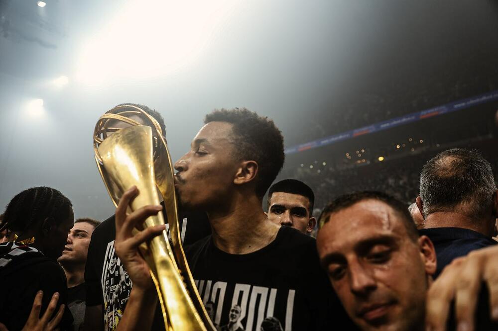 <p>Navijači su bili dodatni igrač – Partizan je stalno obarao rekorde po broju posjeta u beogradskoj "Štark areni"</p>