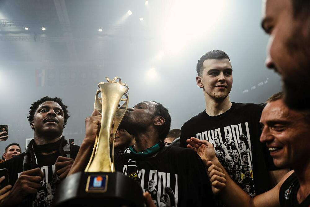 <p>Navijači su bili dodatni igrač – Partizan je stalno obarao rekorde po broju posjeta u beogradskoj "Štark areni"</p>