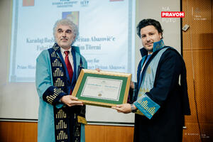 Abazoviću u Istanbulu uručen počasni doktorat za promovisanje...