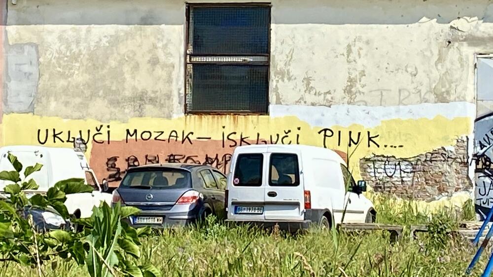 Grafit na zidu stare škole u Vinči