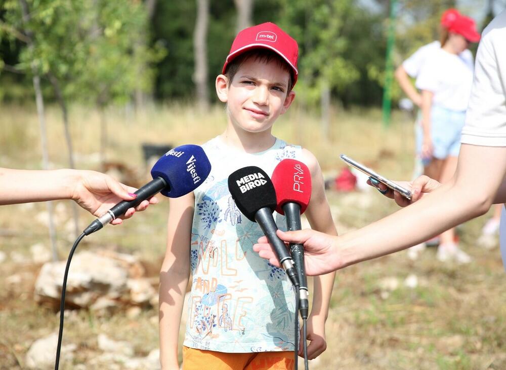 <p>"Sigurno ćemo i u buduće našu Crnu Goru učiniti boljom i ljepšom, a ovo je dokaz da zaposleni u kompaniji Mtel vole Podgoricu i naš glavni grad“</p>