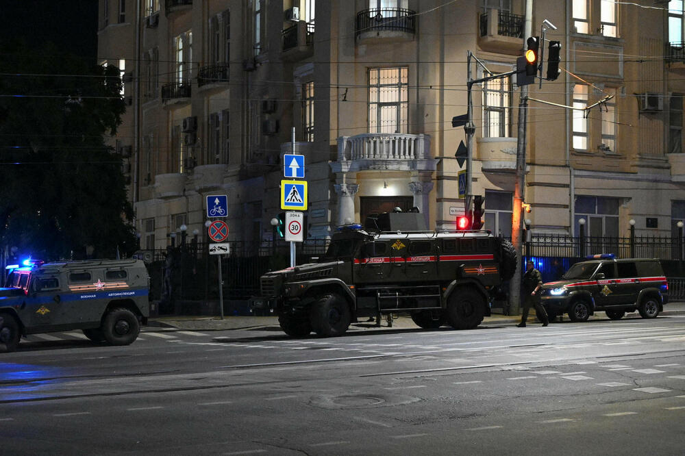 Oklopna vozila se ulicama Rostova na Donu, Foto: Reuters