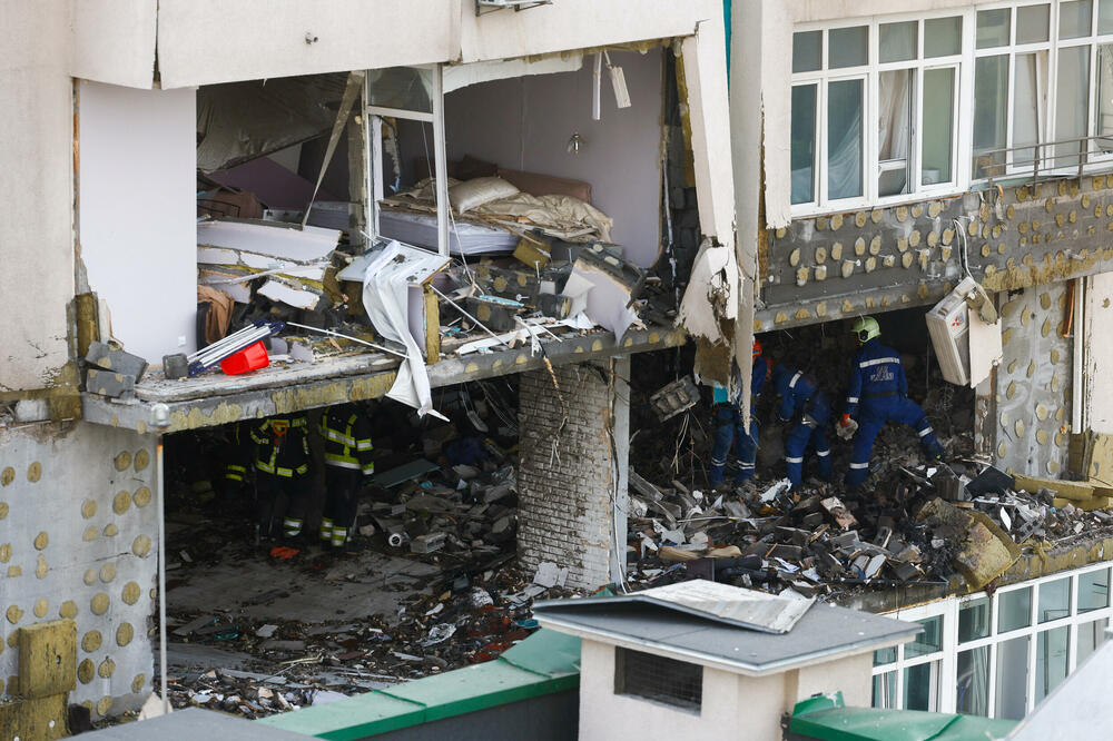 Spasiloci pretražuju stambenu zgradu oštećenu tokom ruskih raketnih udara na Kijev, Foto: Reuters
