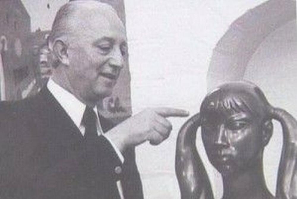 Drago Đurović pored svoje skulpture “Djevojčica s kikama”