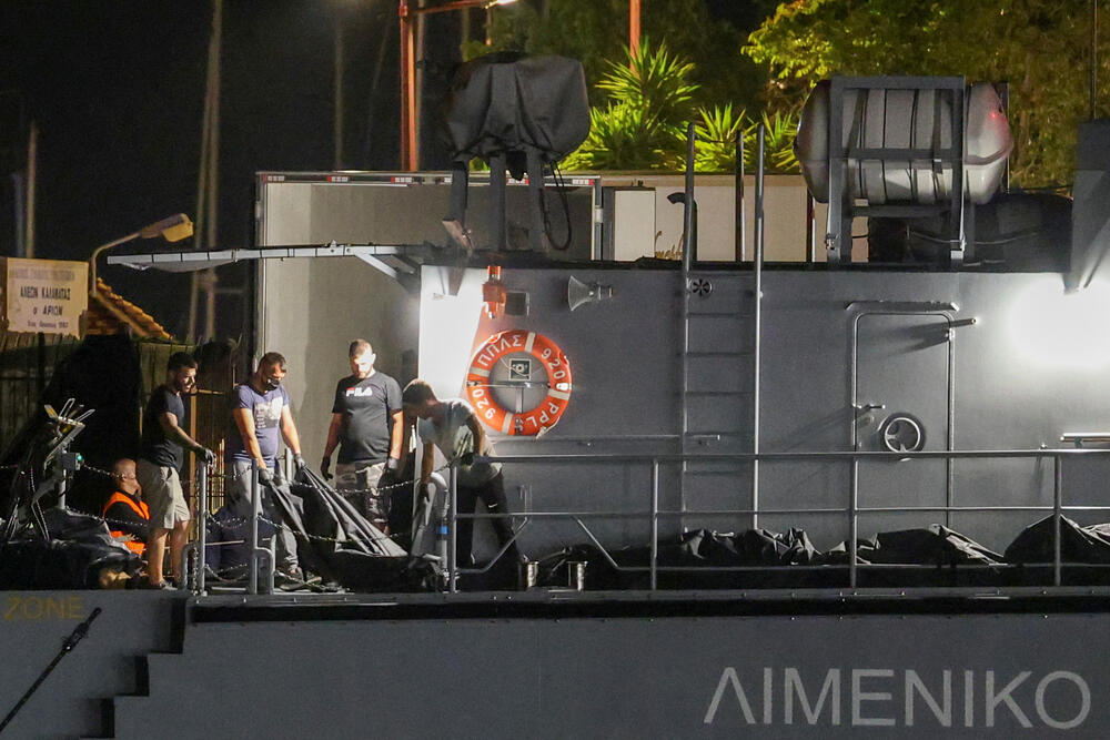 Spasioci prenose vreće sa tijelima stradalih u brodolomu kod Grčke