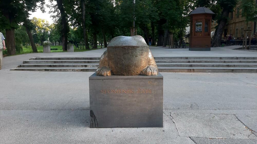 Spomenik žabi u Karlovcu otkriven je 2008.