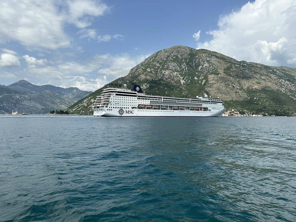 <p>U kotorski zaliv danas brod "Sea Dream I", "Seabourn Quest" i kruzer “MSC Armonia”</p>
