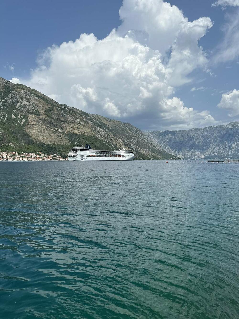 <p>U kotorski zaliv danas brod "Sea Dream I", "Seabourn Quest" i kruzer “MSC Armonia”</p>