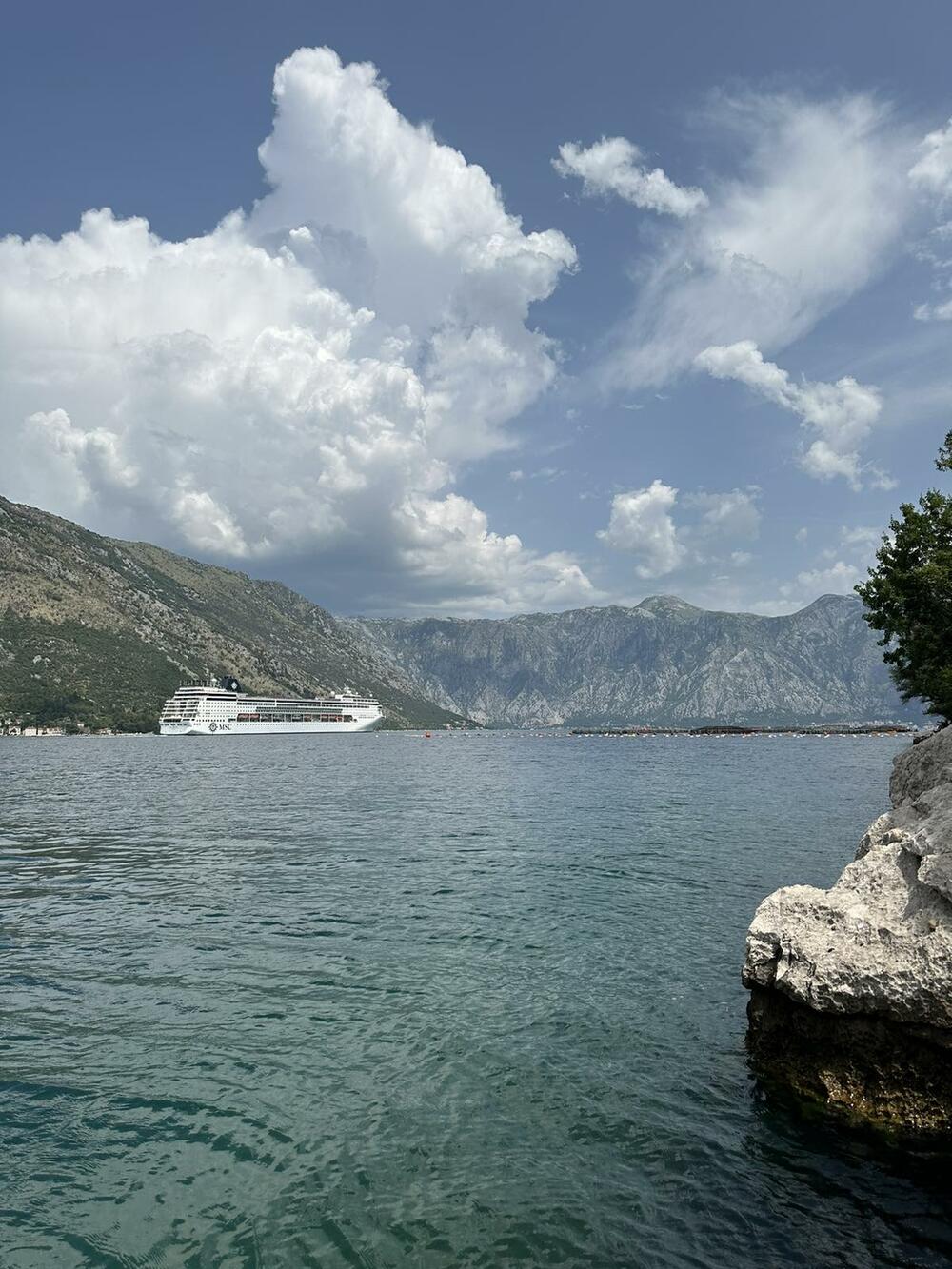 <p>U kotorski zaliv danas brod "Sea Dream I", "Seabourn Quest" i kruzer “MSC Armonia”</p>