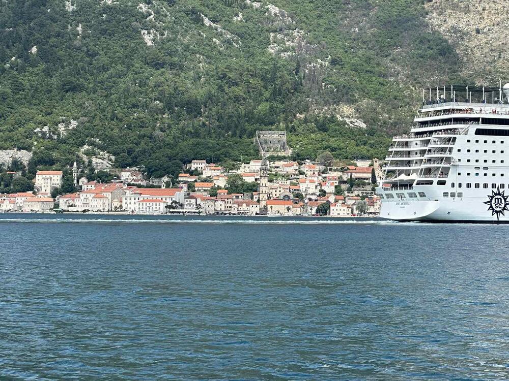<p>U kotorski zaliv danas brod "Sea Dream I", "Seabourn Quest" i kruzer “MSC Armonia”</p>