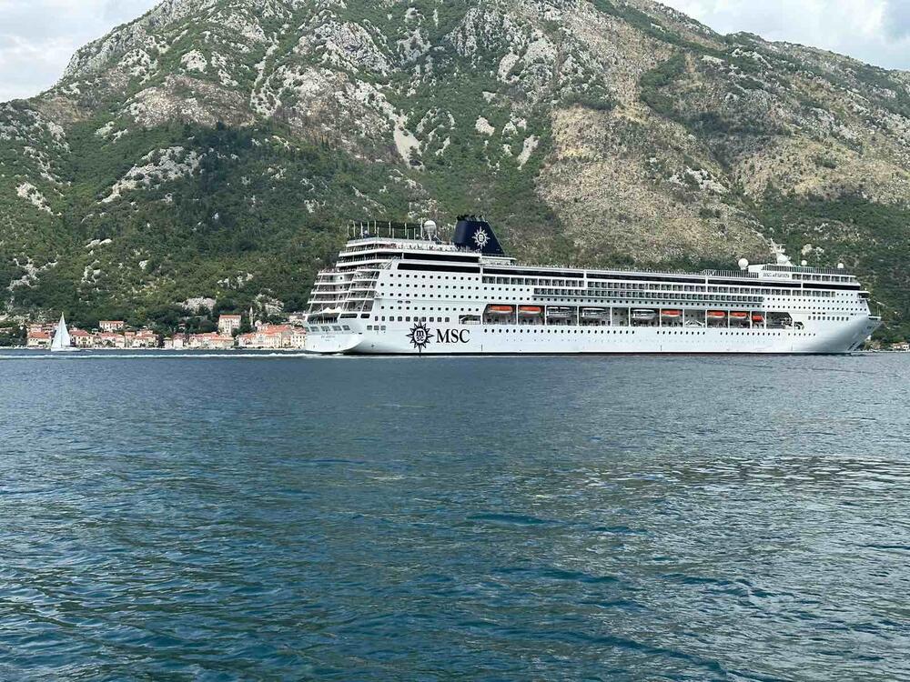 <p>U kotorski zaliv danas brod "Sea Dream I", "Seabourn Quest" i kruzer “MSC Armonia”</p>