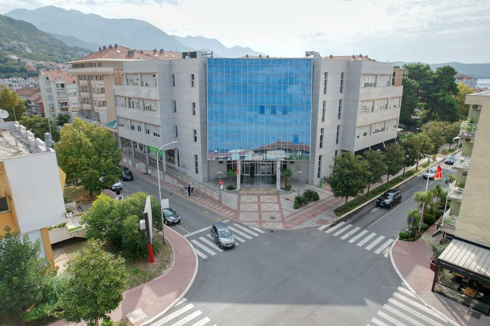 Zgrada opštine u centru Tivta, Foto: Siniša Luković