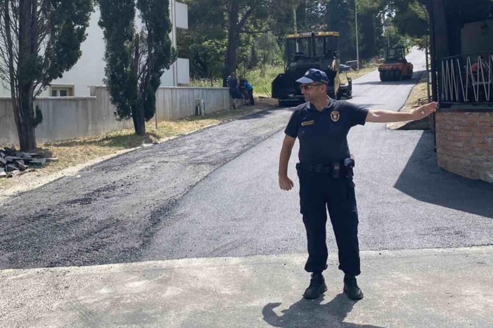 U toku asfaltiranje ulica, Tivat, Foto: Siniša Luković