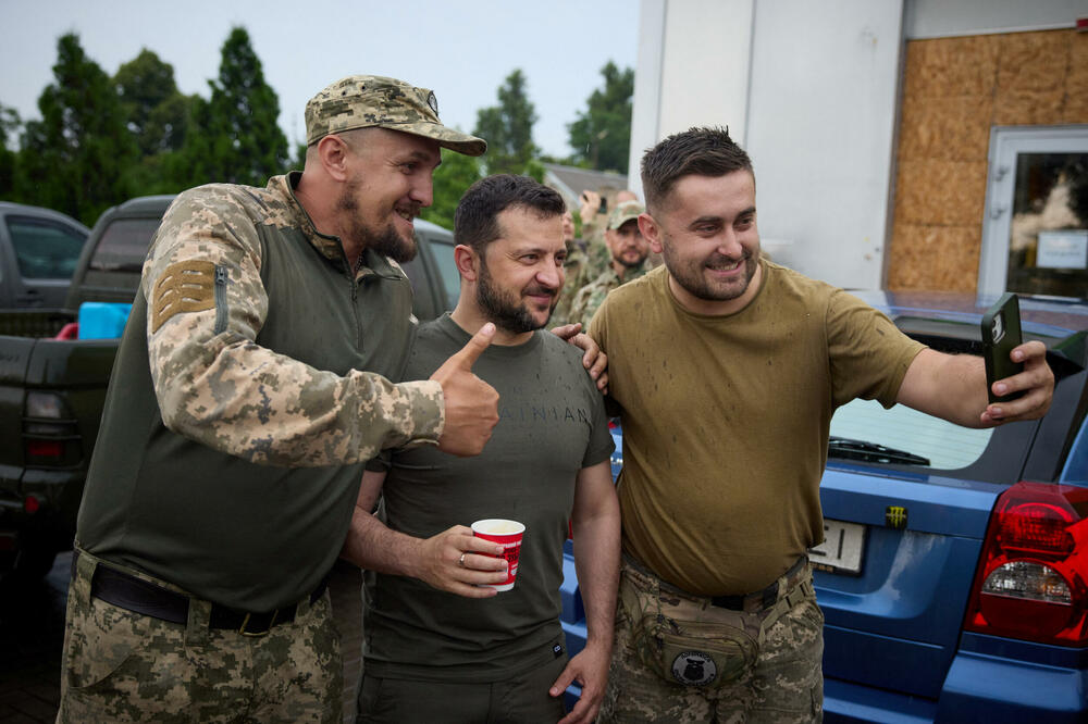 Zelenski (u sredini) sa ukrajinskim vojnicima, Foto: Reuters