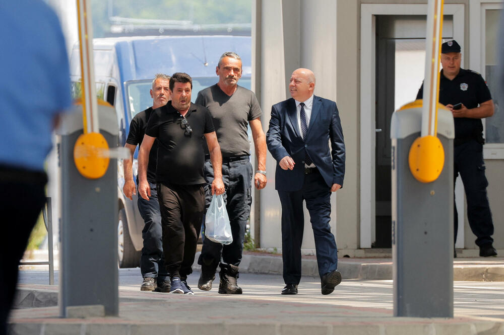 Jedan od oslobođenih kosovskih policajaca na graničnom prelazu Merdare, Foto: Rojters