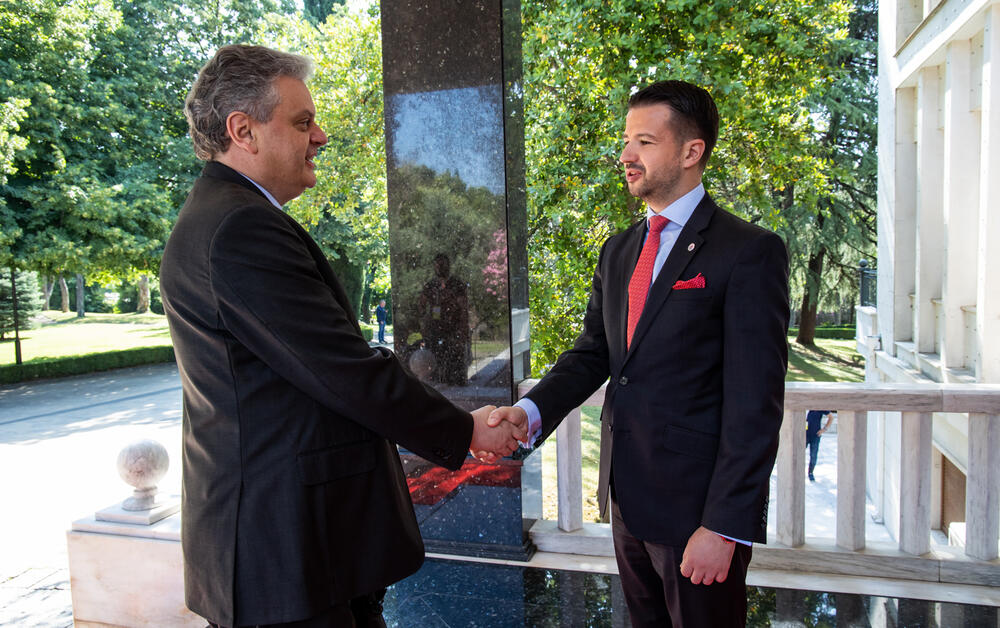 <p>“Crna Gora pridaje veliki značaj jačanju regionalnih veza, a regionalnu saradnju posmatra kao preduslov ukupnog razvoja, stabilnosti i obezbjeđivanja boljeg kvaliteta života svih naših građana”, kazao je predsjednik na otvaranju Samita SEECP-a, čiji je domaćin</p>