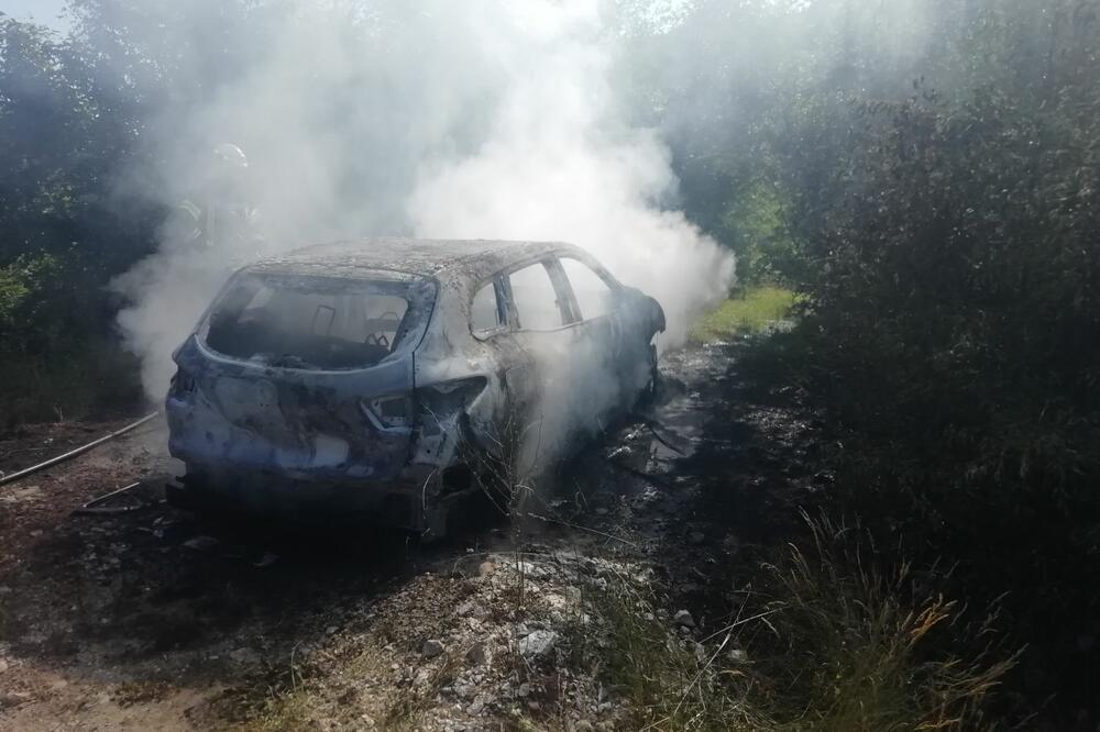 Zapaljeni automobil pronađen na putu prema Budvi, Foto: Cetinjski list