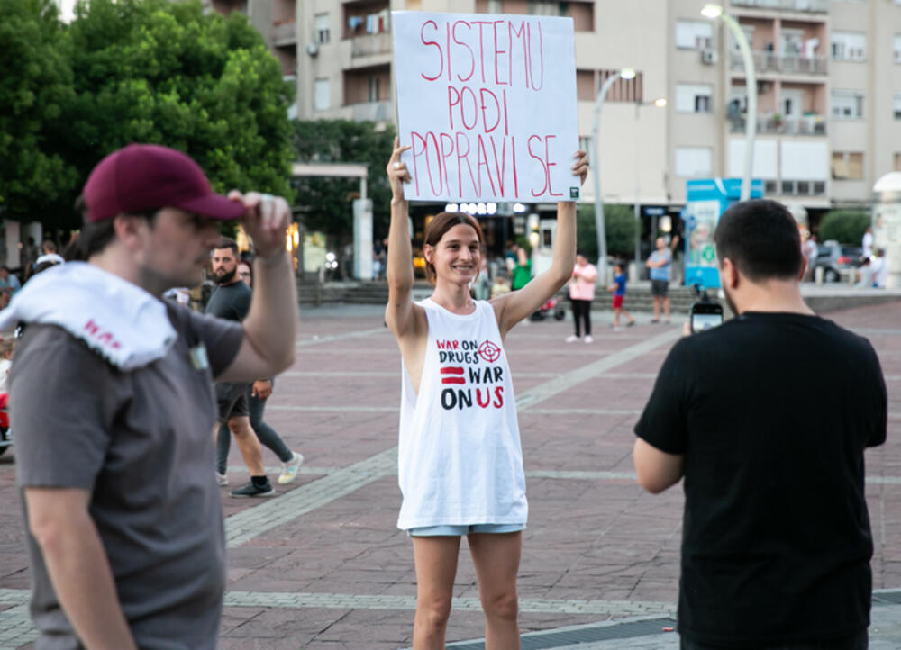 <p>Programska direktorica nevladine organizacije Juventas, Jelena Čolaković, kazala je da je rat protiv droga termin koji se koristi za opisivanje politike i strategije koju vlade i države primjenjuju kako bi suzbile proizvodnju, distribuciju i upotrebu ilegalnih droga</p>