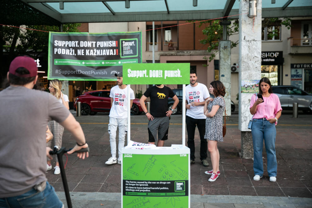 <p>Programska direktorica nevladine organizacije Juventas, Jelena Čolaković, kazala je da je rat protiv droga termin koji se koristi za opisivanje politike i strategije koju vlade i države primjenjuju kako bi suzbile proizvodnju, distribuciju i upotrebu ilegalnih droga</p>