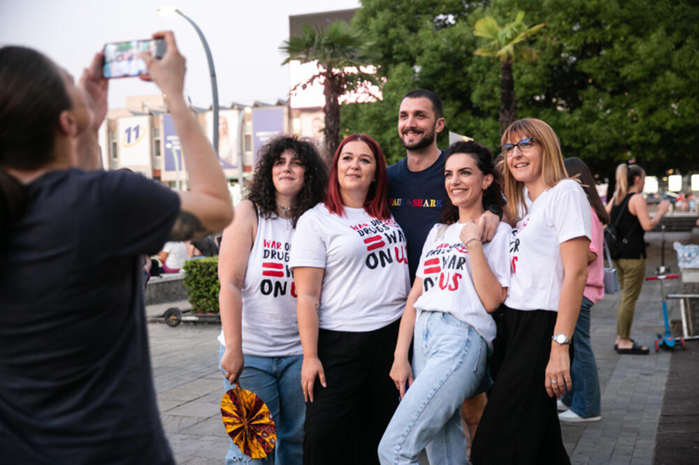 <p>Programska direktorica nevladine organizacije Juventas, Jelena Čolaković, kazala je da je rat protiv droga termin koji se koristi za opisivanje politike i strategije koju vlade i države primjenjuju kako bi suzbile proizvodnju, distribuciju i upotrebu ilegalnih droga</p>