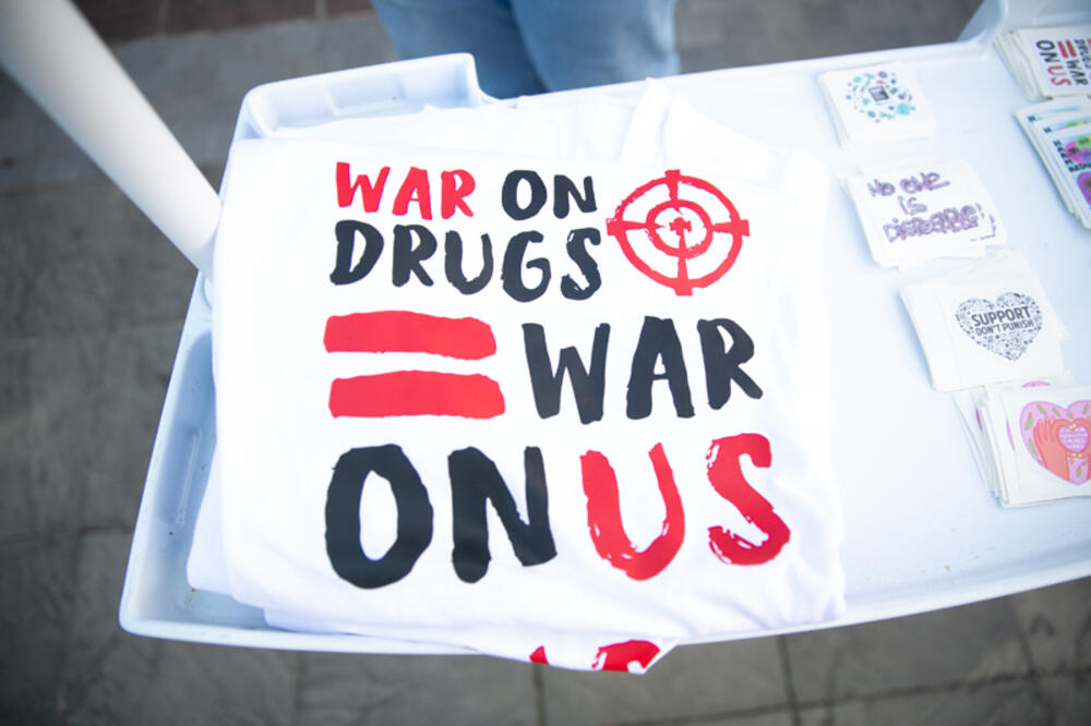 <p>Programska direktorica nevladine organizacije Juventas, Jelena Čolaković, kazala je da je rat protiv droga termin koji se koristi za opisivanje politike i strategije koju vlade i države primjenjuju kako bi suzbile proizvodnju, distribuciju i upotrebu ilegalnih droga</p>