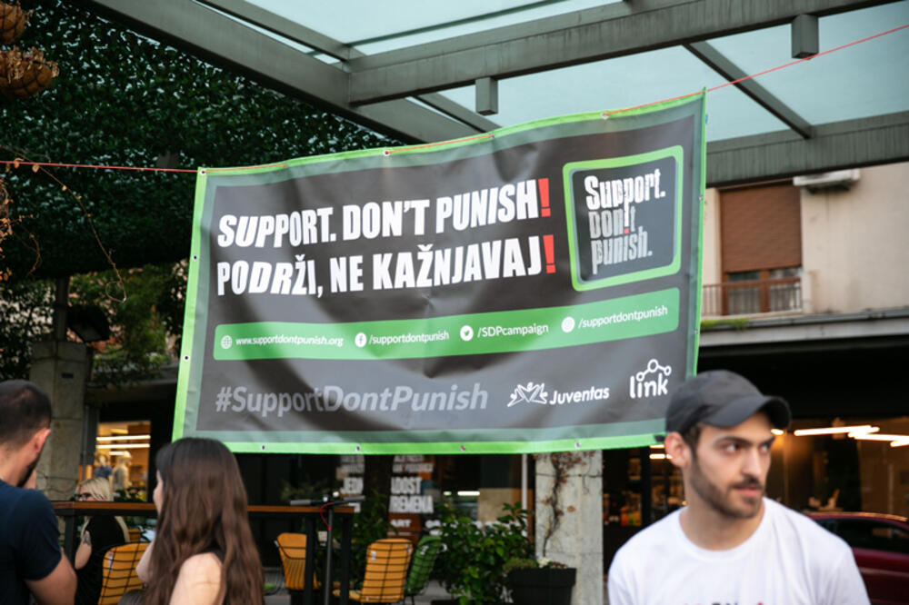 <p>Programska direktorica nevladine organizacije Juventas, Jelena Čolaković, kazala je da je rat protiv droga termin koji se koristi za opisivanje politike i strategije koju vlade i države primjenjuju kako bi suzbile proizvodnju, distribuciju i upotrebu ilegalnih droga</p>