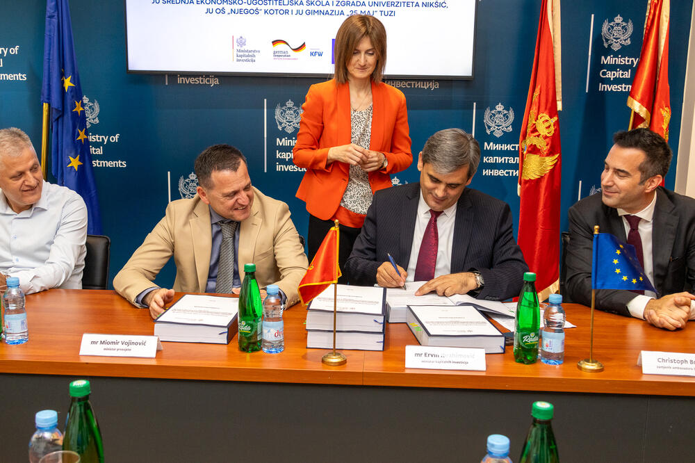 Ministar Ibrahimović potpisuje ugovor, Foto: Ministarstvo kapitalnih investicija