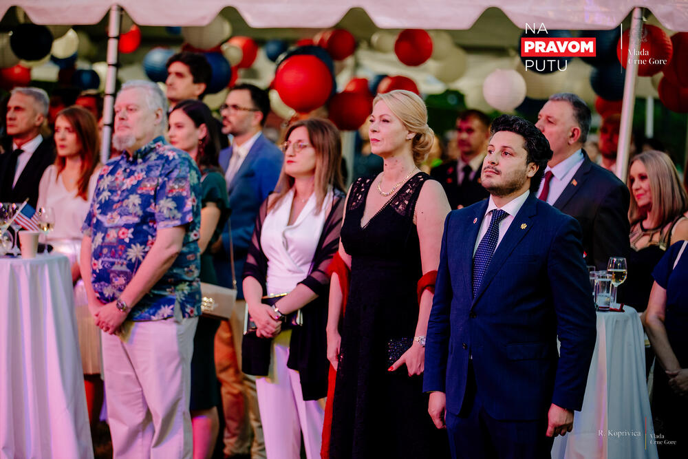 <p>"Crnogorski san postoji i počinje sa demokratijom", poručila je Rajnke</p>