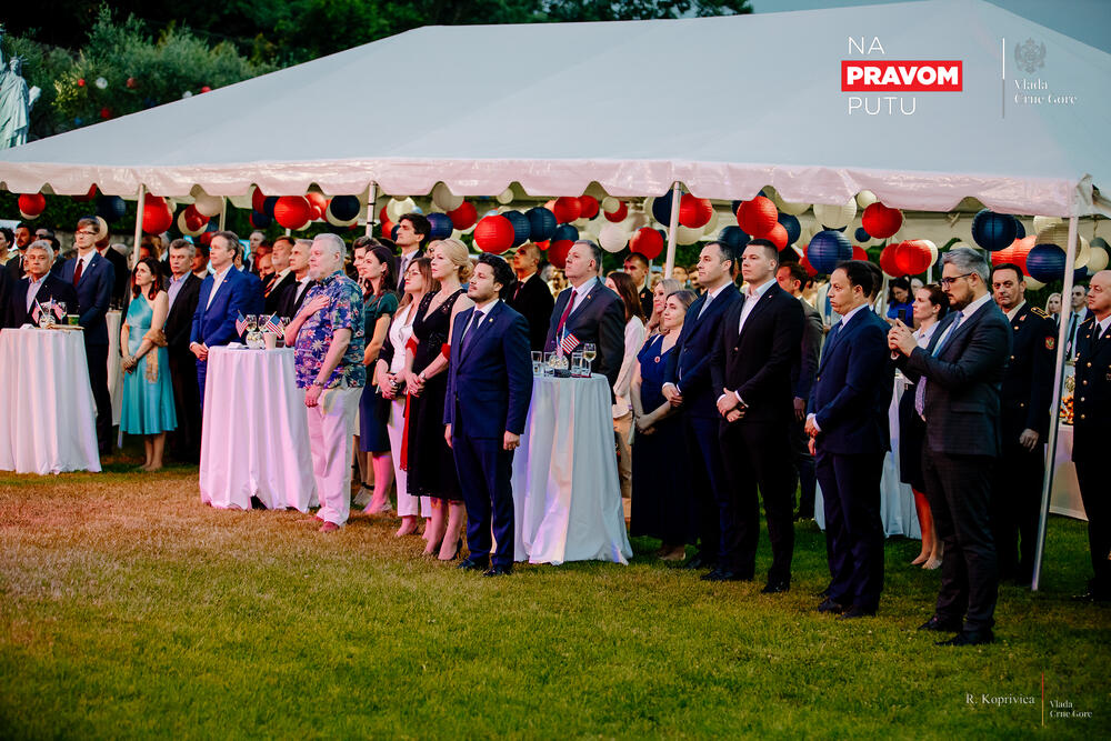 <p>"Crnogorski san postoji i počinje sa demokratijom", poručila je Rajnke</p>