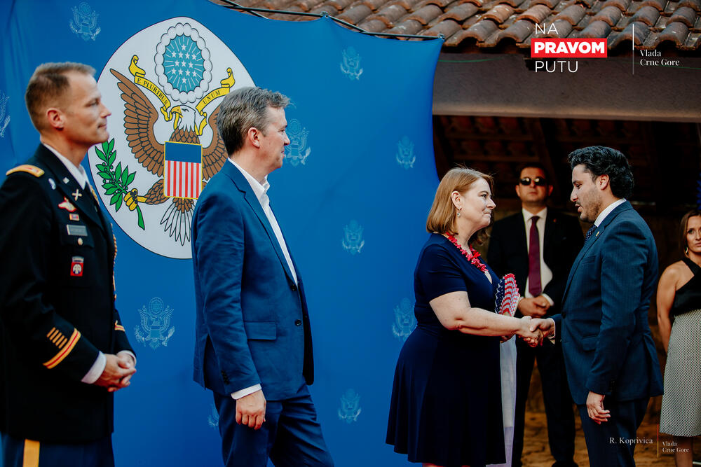 <p>"Crnogorski san postoji i počinje sa demokratijom", poručila je Rajnke</p>