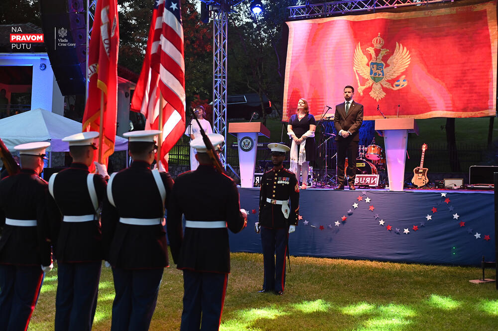 <p>"Crnogorski san postoji i počinje sa demokratijom", poručila je Rajnke</p>