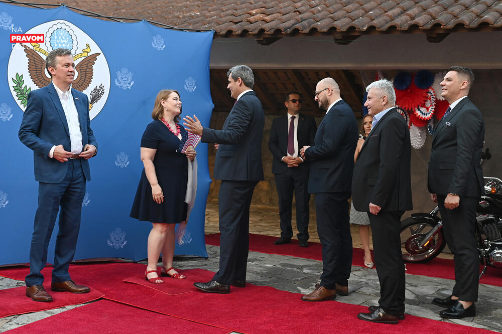 <p>"Crnogorski san postoji i počinje sa demokratijom", poručila je Rajnke</p>