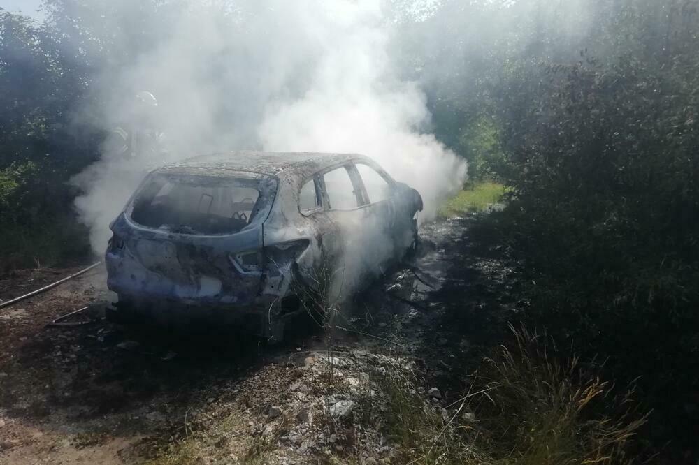 Automobil “reno klio” zapaljen nakon napada, Foto: Cetinjski list