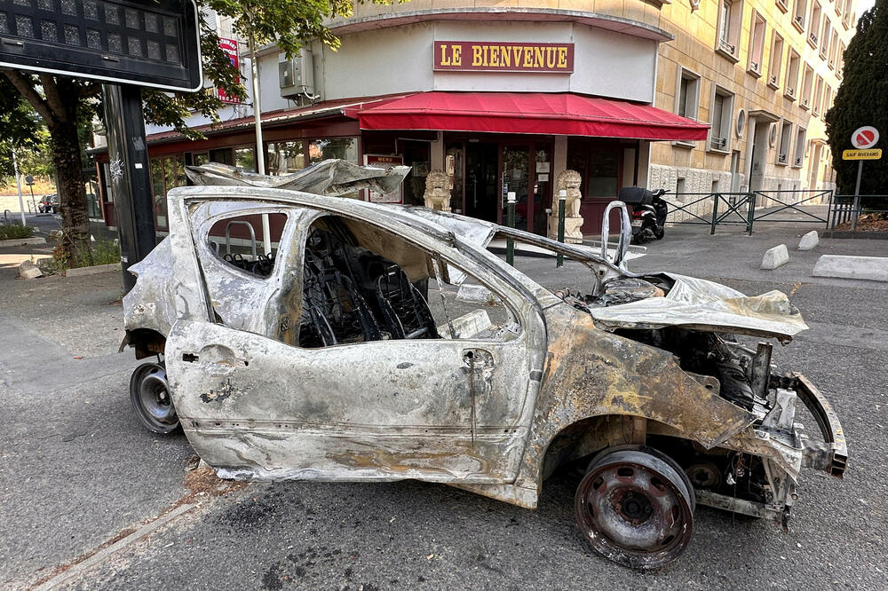 Zapaljeno auto kao posljedica sinoćnjih protesta, Foto: Reuters