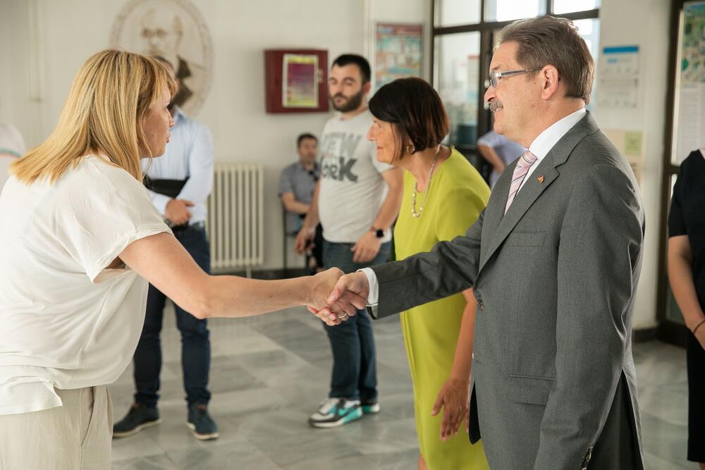 <p>"Plastični otpad je globalni problem koji vidimo i doživljavamo i ovdje u Crnoj Gori. Drago mi je što crnogorski preduzetnici, nastavnici i djaci zajednički preduzimaju akcije u cilju rješavanja ovog izazova", rekao je njemački ambasador</p>