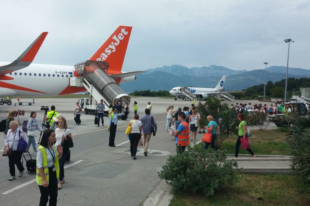 Bez procjene ANB-a dobijali ugovore o radu: Aerodrom u Tivtu, Foto: Siniša Luković