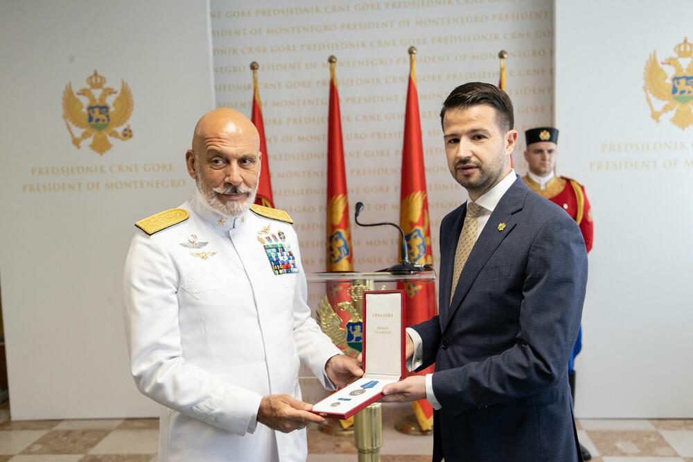 Milatović dodjeljuje Medalju za zasluge Dragoneu, Foto: Služba za informisanje Predsjednika Crne Gore